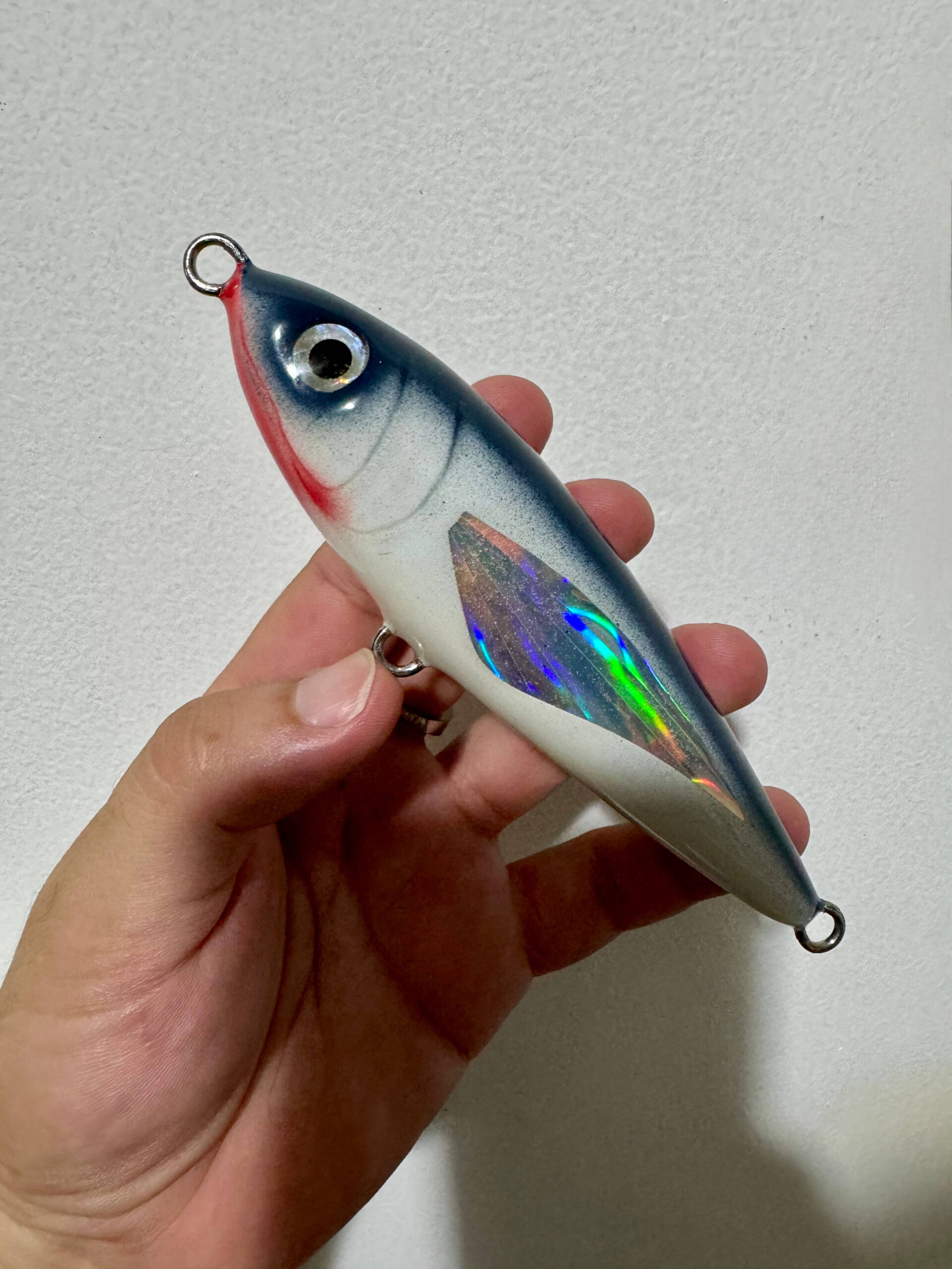 Hooked Elite 130, en su color azul cobalto y blanco